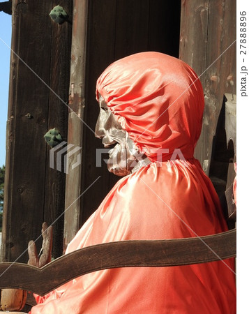奈良「東大寺」:大仏殿の庇下にある賓頭盧尊者像(びんずるそんじゃぞう) 奈良「東大寺」:大仏殿の庇下にある賓頭盧尊者像(びんずるそんじゃぞう) 27888896