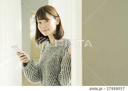 スマホを使う20代女性 スマホを使う20代女性 27889057