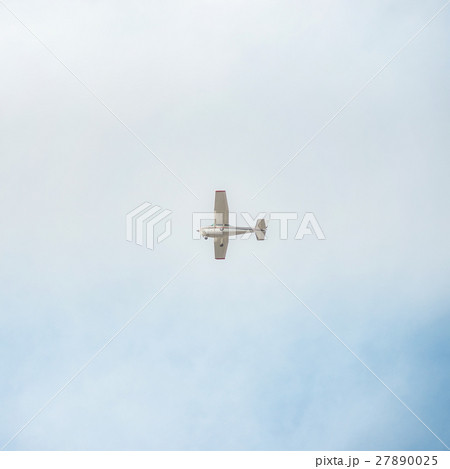 空飛ぶセスナ機 27890025