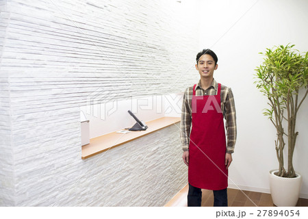 飲食店オフィスの入り口に立つ男性スタッフ 飲食店オフィスの入り口に立つ男性スタッフ 27894054