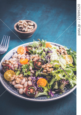 Mixed salad with beans and walnut kernels 27894120