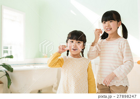 ファミリー 歯磨きイメージ 27898247