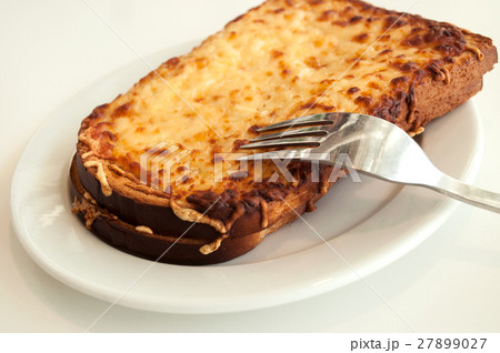 croque monsieur in a plate in a restaurant 27899027