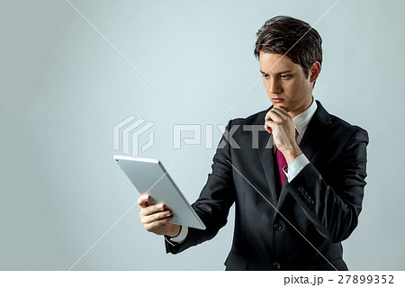 タブレットを見て考える男性 タブレットを見て考える男性 27899352