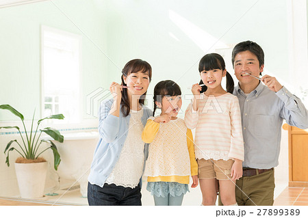 ファミリー 歯みがきイメージ ファミリー 歯みがきイメージ 27899389