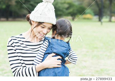 公園で遊ぶ親子 公園で遊ぶ親子 27899433