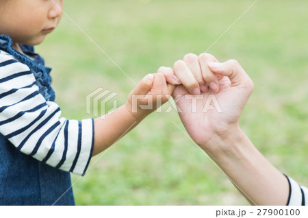 手をつなぐ親子 27900100