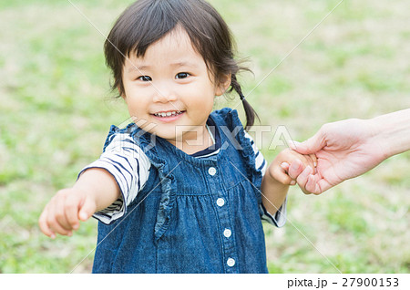 公園で遊ぶ子供 27900153
