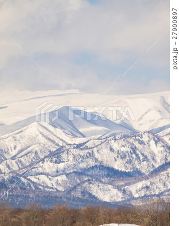 積雪の雪山(縦) 積雪の雪山(縦) 27900897
