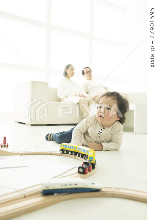 電車のおもちゃで遊ぶ1才男の子と祖父母 電車のおもちゃで遊ぶ1才男の子と祖父母 27901595