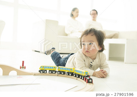 電車のおもちゃで遊ぶ1才男の子と祖父母 27901596