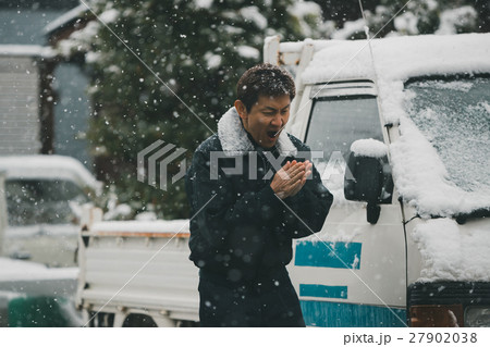 middle-aged and older person middle-aged and older person 27902038