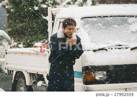 middle-aged and older person middle-aged and older person 27902039