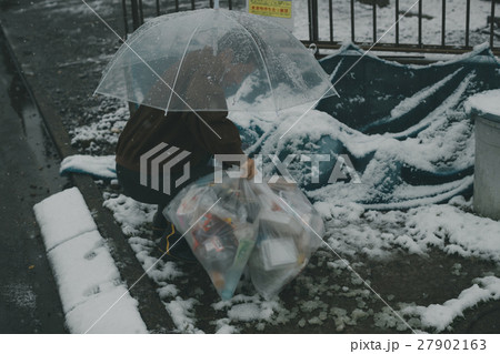 middle-aged and older person middle-aged and older person 27902163