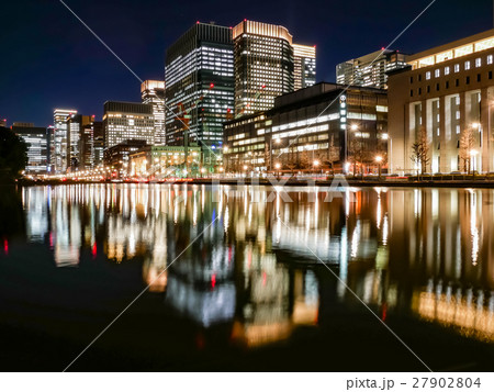 日比谷濠に映る丸の内オフィスビル 27902804