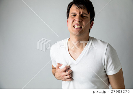 男性の胸の痛み 27903276