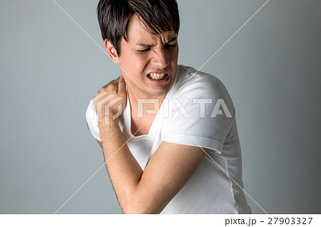 肩を痛めた男性 27903327