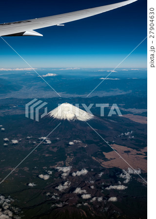飛行機の窓から望む富士山 飛行機の窓から望む富士山 27904630