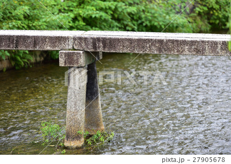 小川の石橋 27905678