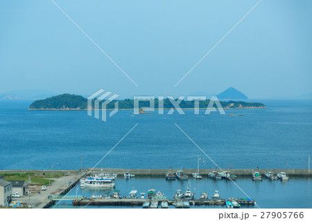 櫃石島の漁港と瀬戸内の島々 櫃石島の漁港と瀬戸内の島々 27905766