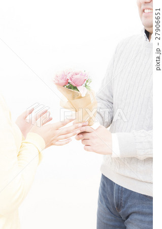 女性に花束を贈る男性 告白 プロポーズ 男女 ボディーパーツ 女性に花束を贈る男性 告白 プロポーズ 男女 ボディーパーツ 27906651