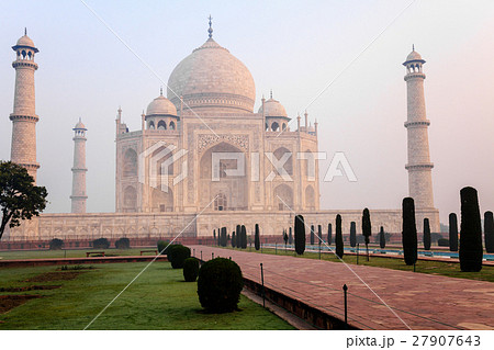 Early morning at Taj Maha Early morning at Taj Maha 27907643