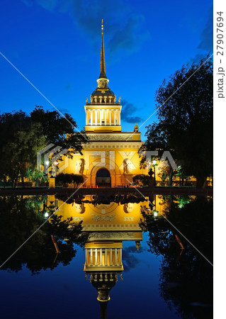 The main entrance to the main Admiralty building 27907694