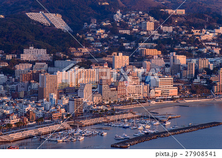 熱海の街並み、日の出の光 熱海の街並み、日の出の光 27908541