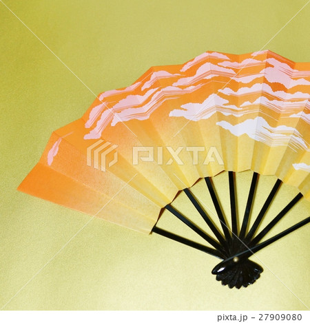 雅な年賀状背景素材・朝日色に雲模様の舞扇・金和紙バック正方形 雅な年賀状背景素材・朝日色に雲模様の舞扇・金和紙バック正方形 27909080