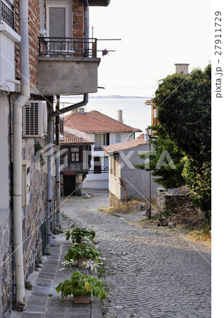 Street of the old town of Nesebar in Bulgaria 27911729