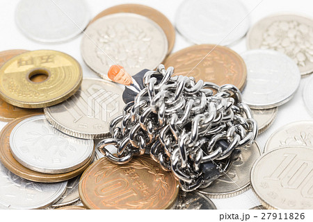鎖で縛り付けられたビジネスマン 27911826