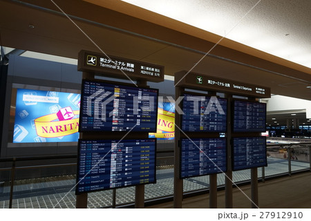 1月 成田国際空港第2ターミナル15出発便・到着便案内板の写真素材