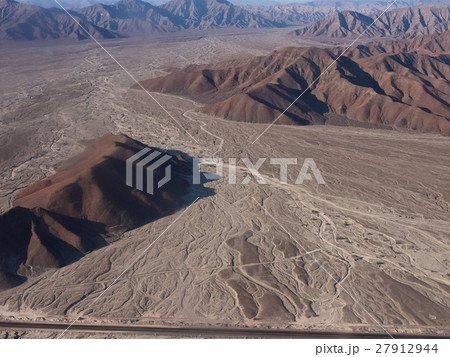 Overlook of nazca lines from airplane,Peru 27912944