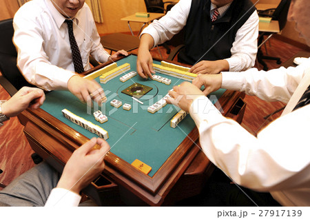 麻雀をするサラリーマン 27917139