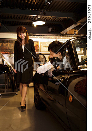 ガレージ スーツデート 通勤 カップル デート 女性 ビジネスマン 男女 車 夫婦 車庫の写真素材