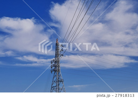 送電線と鉄塔 分岐 青空と白い雲の下 b 27918313