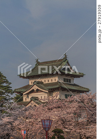 春の弘前城の天守の風景 27919309