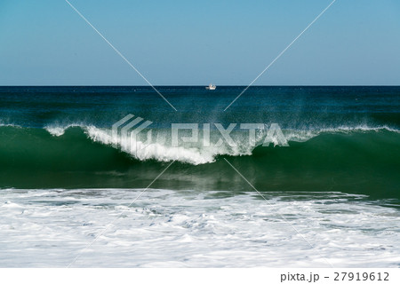 太平洋の波と漁船 太平洋の波と漁船 27919612