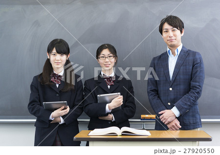 黒板の前に並ぶ女子高校生と先生 黒板の前に並ぶ女子高校生と先生 27920550