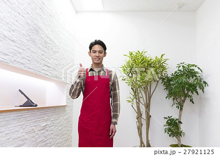 飲食店オフィスの入り口でグッドサインをする男性スタッフ 飲食店オフィスの入り口でグッドサインをする男性スタッフ 27921125