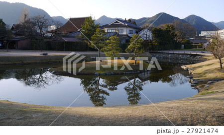 大内氏館跡の復元整備された池泉式庭園と遠くに見える龍福寺本堂 27921474
