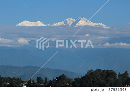 ダージリンの町からヒマラヤ連山を望む インド ダージリン ダージリンの町からヒマラヤ連山を望む インド ダージリン 27921543