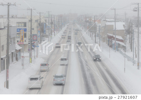 雪降る国道５号（函館市　五稜郭駅付近） 27921607