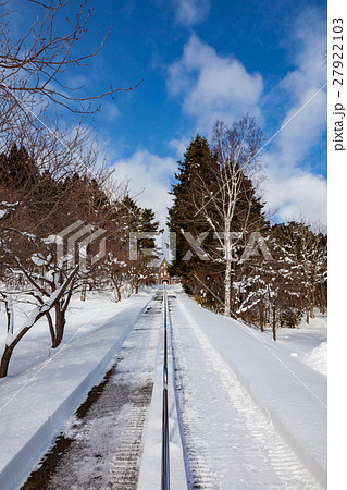 雪のトラピスト修道院と青空 27922103