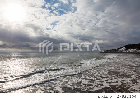 冬の海岸に寄せる波 27922104