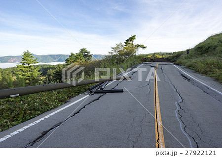 熊本地震で亀裂が入ったアスファルト道路通行止め立ち入り禁止倒れた電柱崩れたガードレール大被害 27922121