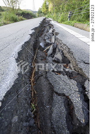 熊本地震で亀裂が入ったアスファルト道路通行止め立ち入り禁止倒れた電柱崩れたガードレール大被害 熊本地震で亀裂が入ったアスファルト道路通行止め立ち入り禁止倒れた電柱崩れたガードレール大被害 27922123