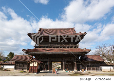 境内から見た瑞泉寺山門、富山県井波 27922388