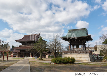 境内から瑞泉寺山門と鐘楼を望む、富山県井波 27922389