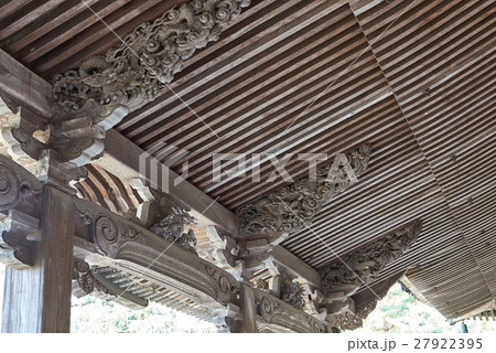 唐破風屋根（向拝を）支える庇部の彫刻、瑞泉寺太子堂、富山県井波 27922395